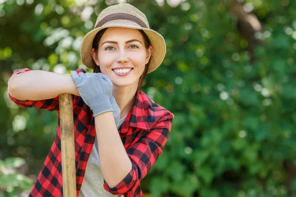 Woman gardener holding shovel — Stock Photo, Image