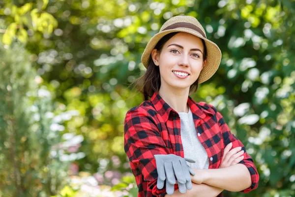 Жінка садівник тримає захисні рукавички — стокове фото