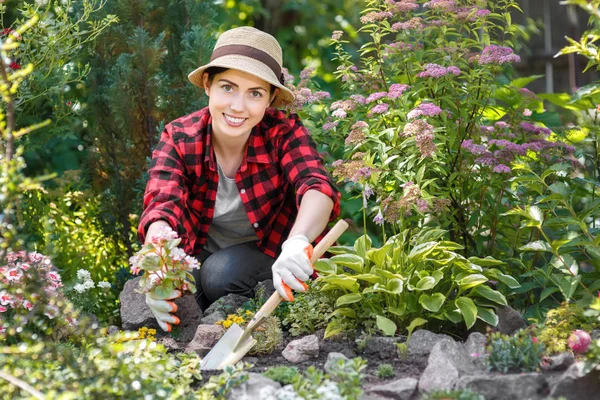 Tukang kebun wanita menanam bunga — Stok Foto
