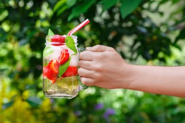 çilek limonata tutan el