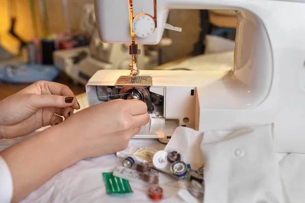 seamstress replace spool in the sewing machine