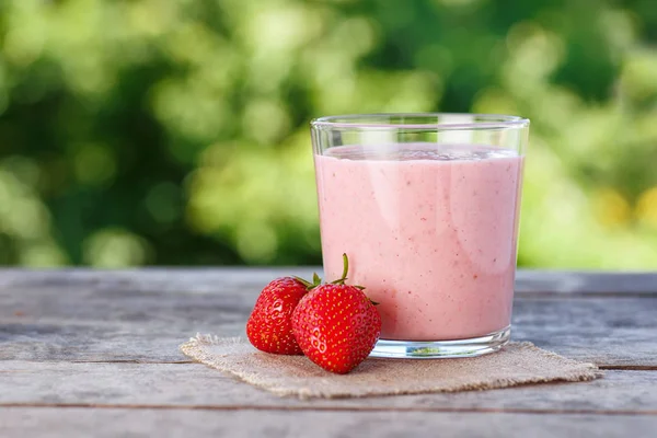 Smoothie fraise sur fond naturel — Photo