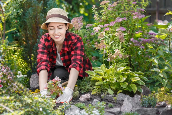 Donna giardiniere piantare fiori — Foto Stock
