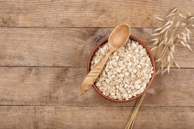 Kase ve yulaf kulakta çiğ yulaf ezmesi