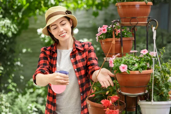 Gardener menina com frasco pulverizador — Fotografia de Stock