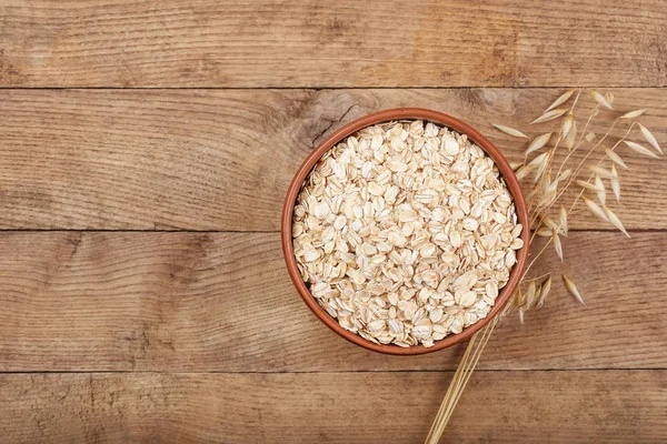 yulaf ezmesi kase ve yulaf kulakta