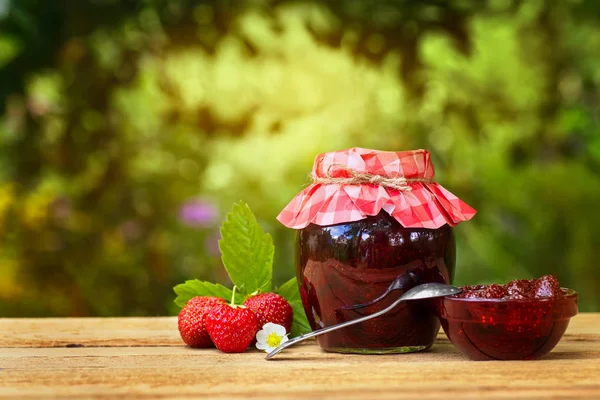 Confiture de fraises sur la table extérieure — Photo
