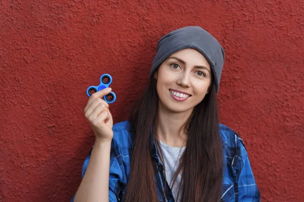 Chica con fidget spinner — Foto de Stock