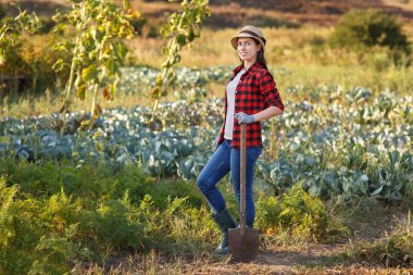 kadın bahçıvan spade ile