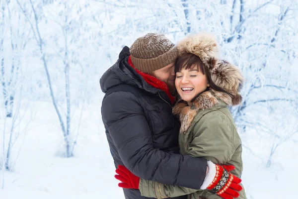 açık havada kışın sarılma Çift