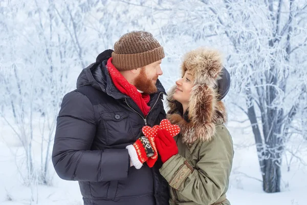 Genç çift kış ormanında