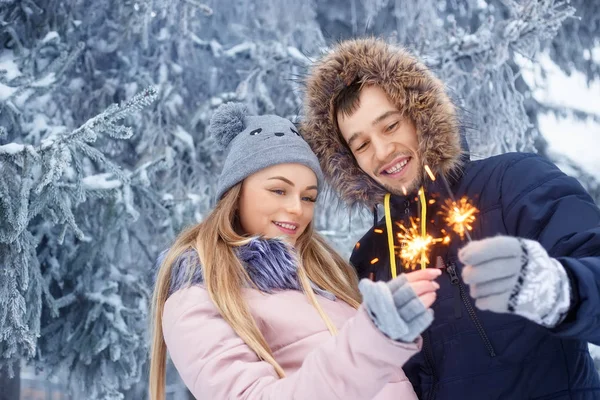 Pareja con bengalas en invierno — Foto de Stock