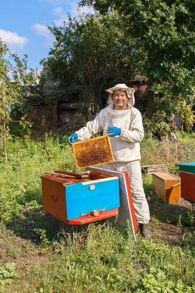 arıcı ile petek arı kovanı
