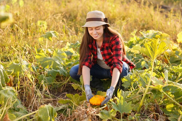 Giardiniere donna con zucca — Foto Stock