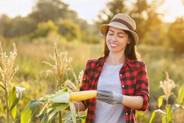 mutlu kadın bahçıvan mısır mısır koçanı ile