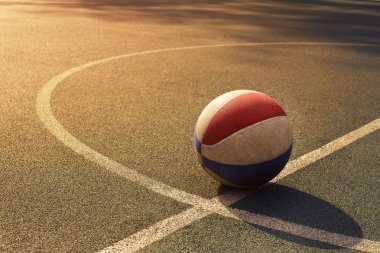 Basketbol açık havada oynanır.