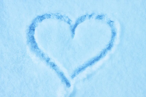 Kształt serca rysunek na śniegu — Zdjęcie stockowe
