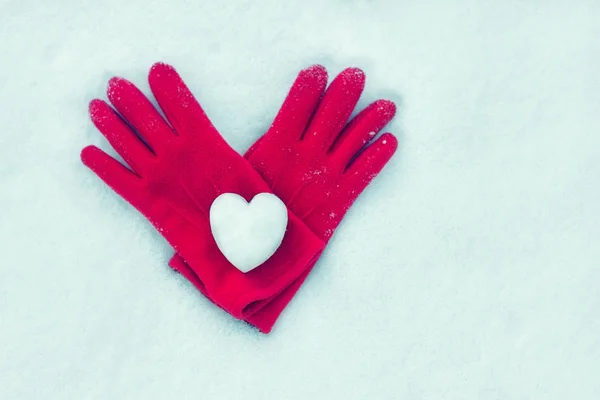 Śnieg serca czerwone rękawice — Zdjęcie stockowe