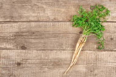 maydanoz kökleri üzerinde masa üstü göster