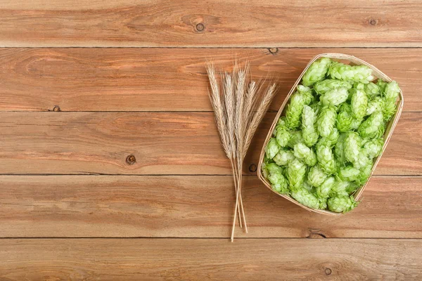 Green hops and ears of wheat top view — Stock Photo, Image