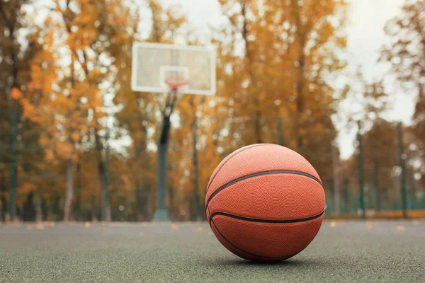 Bola de basquete ao ar livre cour — Fotografia de Stock