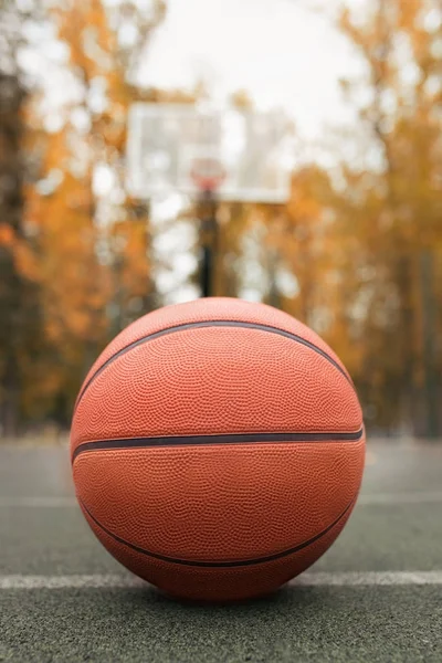 Bola de basquete ao ar livre cour — Fotografia de Stock