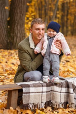 Baba küçük kızı sonbahar Park olan