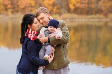Anne ve bebek kız elinde tutan baba