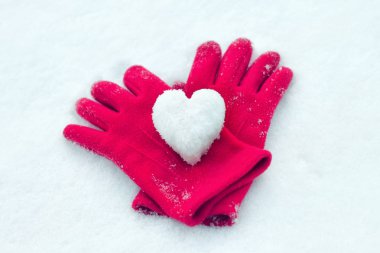 kar kalp kırmızı eldiven üzerinde