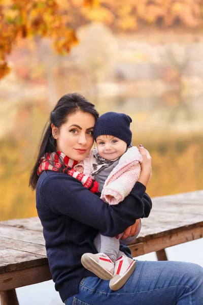 Portré, fiatal anya és a kislányom — Stock Fotó