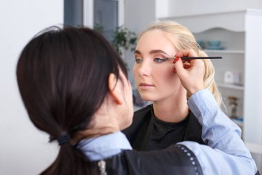 makyaj sanatçısı siyah eyeliner uygulayın