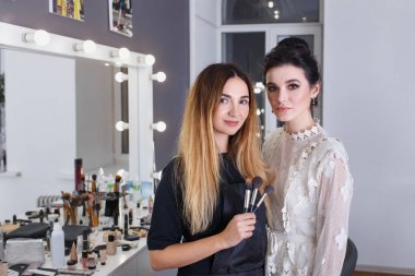 mutlu müşteri ve makyaj sanatçısı