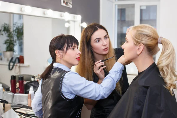 Výukové lekce make-up — Stock fotografie