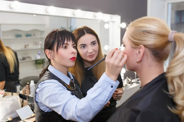 Урок макияжа в школе красоты — стоковое фото
