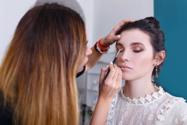 makyaj sanatçısı göz yaparken makyaj