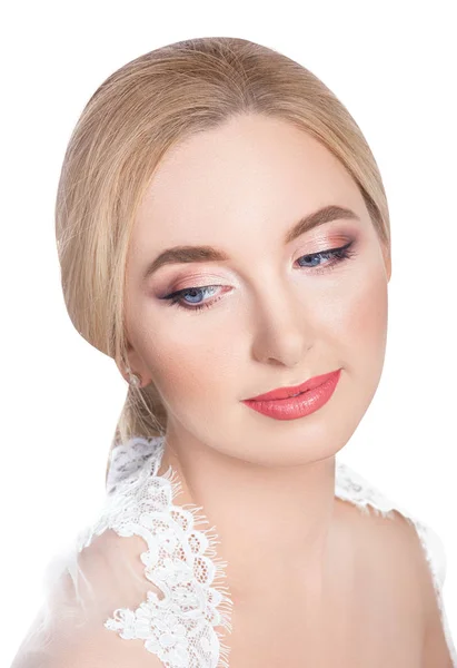 Mädchen mit Hochzeits-Make-up isoliert auf weiß — Stockfoto