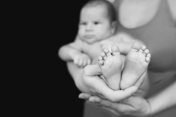 Yeni doğan bebek siyah beyaz fotoğraf — Stok fotoğraf