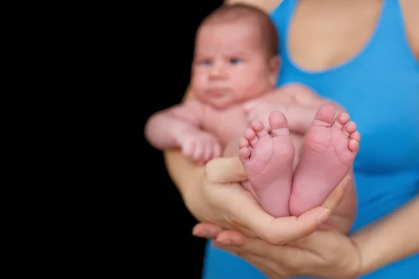 Anne yeni doğan bebek tutan eller — Stok fotoğraf