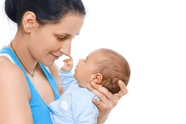 Madre sosteniendo y besando al bebé recién nacido —  Fotos de Stock