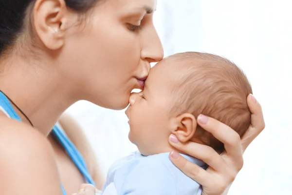 Anya a gazdaság, és megcsókolta újszülött — Stock Fotó
