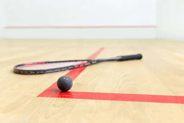 Equipo de racquetball y pared con líneas rojas — Foto de Stock