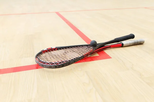 Dos raquetas de squash y pelota — Foto de Stock