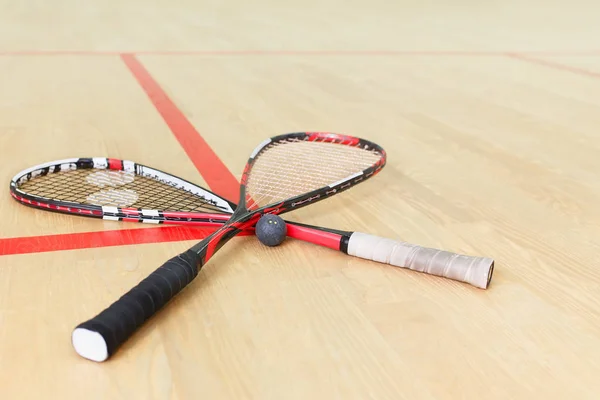 Dos raquetas de squash y pelota — Foto de Stock