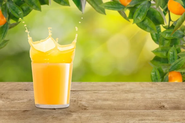 Orange juice with splash — Stock Photo, Image