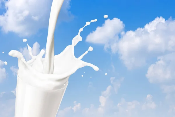 Pouring milk with splash — Stock Photo, Image