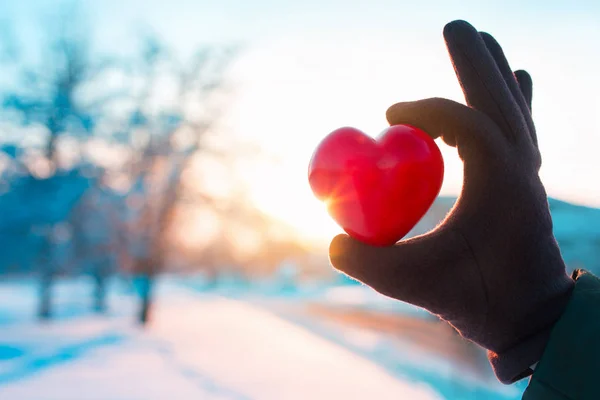 Ręka z serca na tle zima — Zdjęcie stockowe