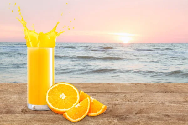 Orangensaft auf dem Tisch — Stockfoto