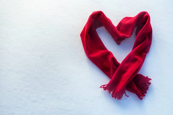 Czerwony szalik jako serce na śniegu — Zdjęcie stockowe