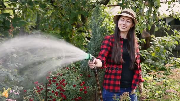 Mujer jardinero riego jardín — Vídeos de Stock