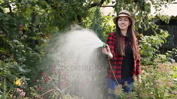 Vrouw tuinman water geven tuin — Stockvideo